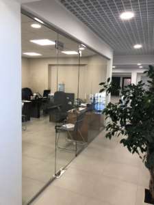 Установка и монтаж маятниковой двери в Тольятти Дизайн Стекло