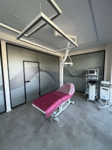 Установка и монтаж стеклянных офисных перегородок Тольятти Дизайн Стекло