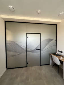 Установка и монтаж стеклянных офисных перегородок Тольятти Дизайн Стекло