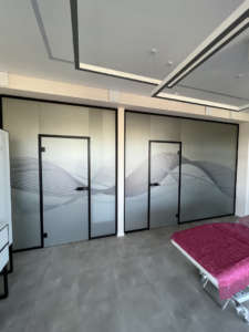 Установка и монтаж стеклянных офисных перегородок Тольятти Дизайн Стекло