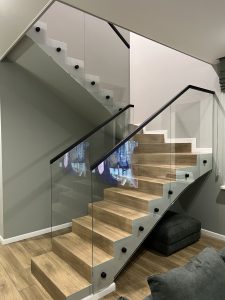 Изготовим и установим стеклянное ограждение для лестницы по вашему проекту