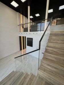 Стеклянное ограждение, лестничное ограждение на точках Тольятти Дизайн Стекло