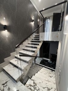 Стеклянные конструкции в современном интерьере: безопасность, уход и надежность