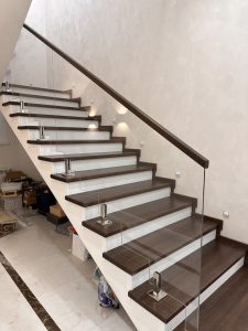 Стеклянное ограждение, лестничное ограждение на стойках Тольятти Дизайн Стекло