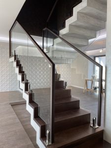 Стеклянное ограждение, лестничное ограждение на стойках Тольятти Дизайн Стекло