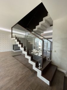 Дизайн и монтаж стеклянных ограждений для лестниц в частном доме от Дизайн Стекло