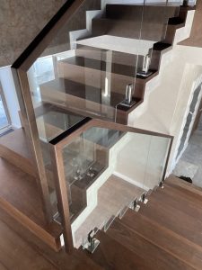 Стеклянное ограждение, лестничное ограждение на стойках Тольятти Дизайн Стекло