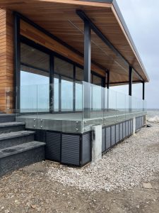 Балконное ограждение в кафе на берегу Волги