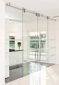 Откатные перегородки из стекла в офисе