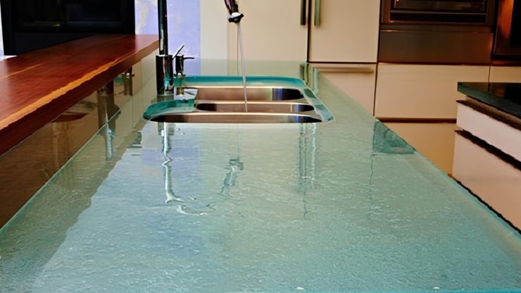 Стеклянные столешницы для кухни, плюсы, минусы.