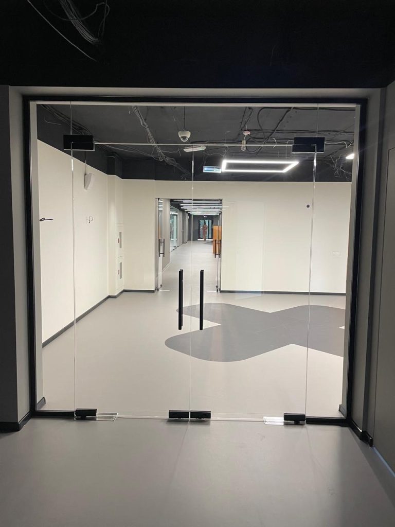 Установка и монтаж стеклянных офисных перегородок Тольятти Самара Сызрань Дизайн Стекло