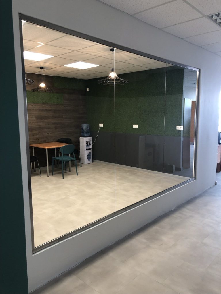 Установка и монтаж стеклянных офисных перегородок Тольятти Дизайн Стекло