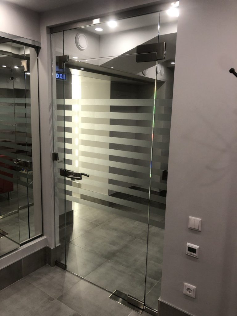 Установка и монтаж стеклянных офисных перегородок Тольятти Дизайн Стекло