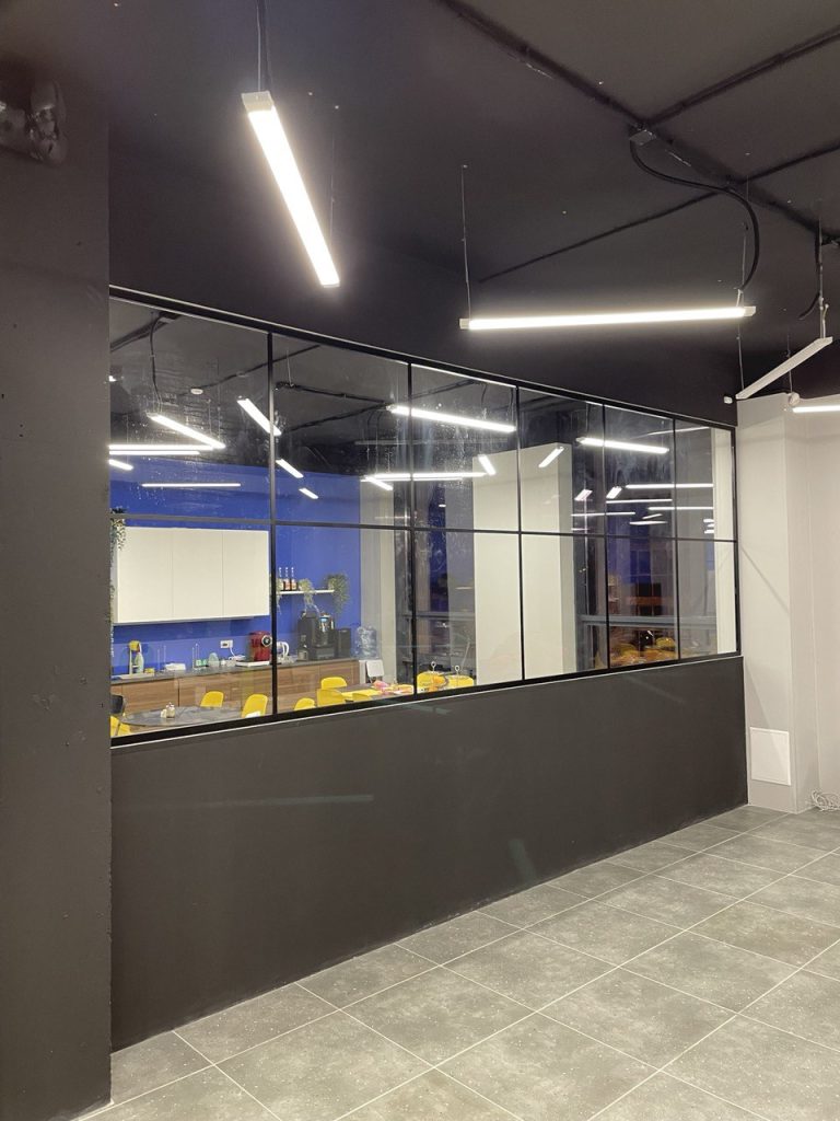 Установка и монтаж стеклянных офисных перегородок Тольятти Самара Сызрань Дизайн Стекло