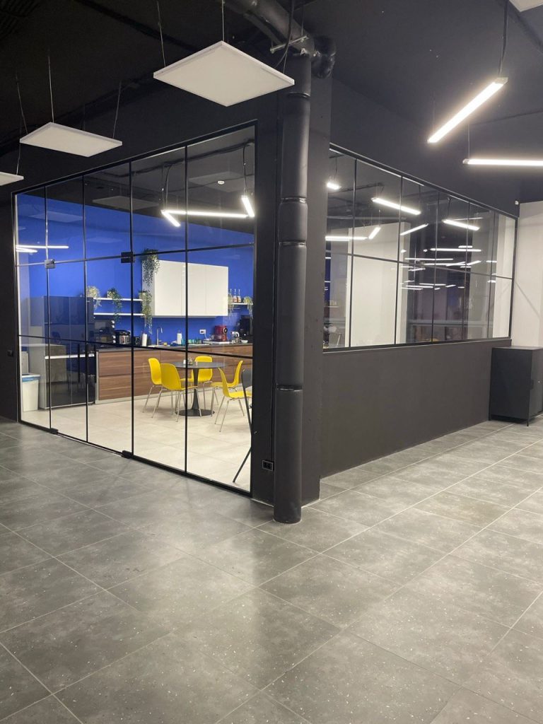 Установка и монтаж стеклянных офисных перегородок Тольятти Самара Сызрань Дизайн Стекло