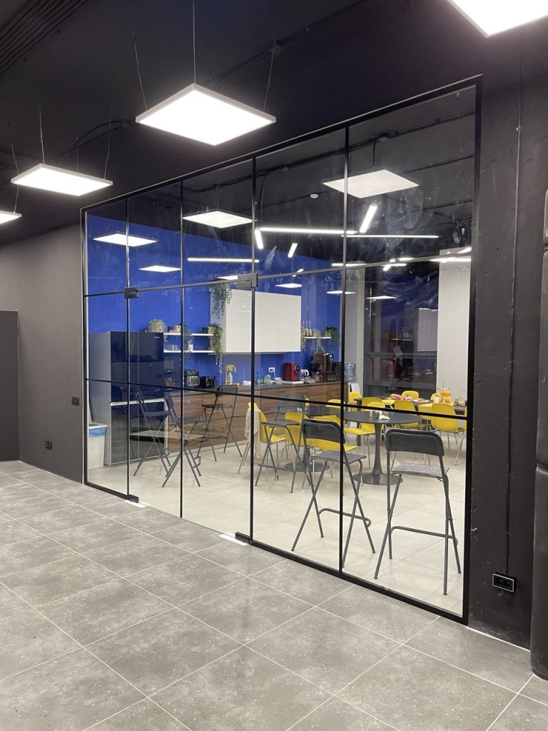 Установка и монтаж стеклянных офисных перегородок Тольятти Самара Сызрань Дизайн Стекло